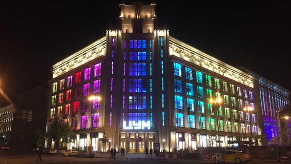 Das Kaufhaus Gum in Kiew ist in den Regenbogenfarben beleuchtet.  Foto: Irving Wolther