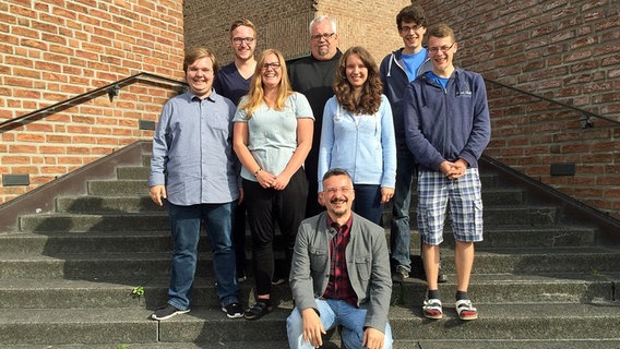 Gruppe Jugendlicher mit Bruder Benedikt und ESc-Experte Irving Wolther auf einer Treppe posierend Gruppe Jugendlicher mit Bruder Benedikt und ESc-Experte Irving Wolther auf einer Treppe posierend © NDR Foto: Irving Wolther