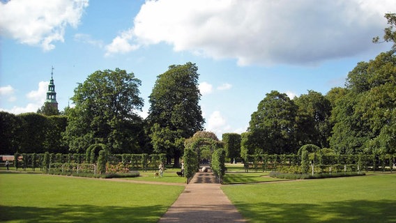 Hecken und Blumenbeete in einem Schloßpark in Kopenhagen. © NDR Foto: Jörg Jacobsen