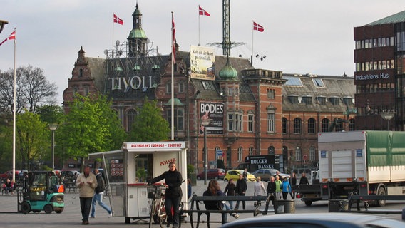 Eindrücke von Kopenhagen - ein Pölserstand vor dem Tivoli © NDR Foto: Oliver Klebb