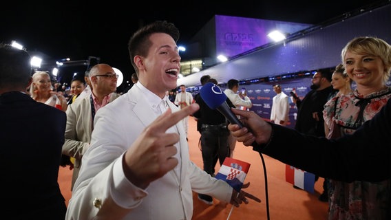 Roko auf dem roten Teppich, der diesmal orange ist. © eurovision.tv Foto: Andres Putting