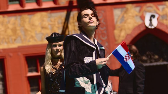 Marko Bošnjak aus Kroatien auf dem türkisen Teppich in Basel © eurovision.tv Foto: Alma Bengtsson