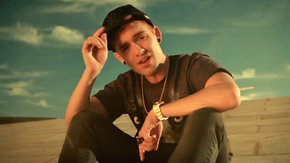 Daniel Küblböck als Daniel Kaiser in seinem Musik-Video zu "Be A Man". Daniel Küblböck als Daniel Kaiser in seinem Musik-Video zu "Be A Man". © Daniel Küblböck / YouTube Foto: Screenshot
