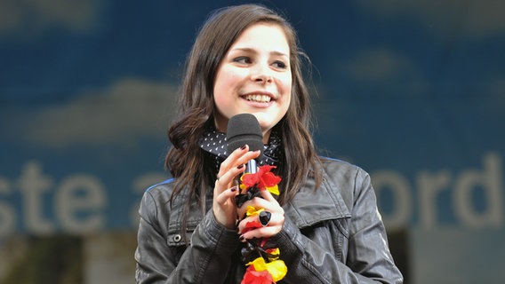 Lena singt auf dem Trammplatz in Hannover. 30.05.2010 © picture alliance / dpa Foto: Jochen Lübke