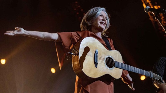 Lenny Kuhr, niederländische ESC-Siegerin von 1969, auf der Bühne von "Het Grote Songfestivalfeest" 2019 in Amsterdam. Lenny Kuhr, niederländische ESC-Siegerin von 1969, auf der Bühne von "Het Grote Songfestivalfeest" 2019 in Amsterdam. Foto: Paul Bergen