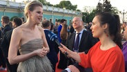 Levina im Gespräch mit Alina Stiegler auf dem roten Teppich zur ESC-Eröffnungszeremonie  in Kiew. © NDR 