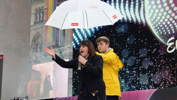 Lisa Angell im Konzert im Eurovillage vor dem Wiener Rathaus © NDR Foto: Lisa Knittel