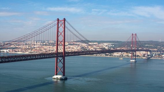 Die Ponte 25 de Abril über dem Fluss Tejo in Lissabon © picture alliance Foto: Uta Poss