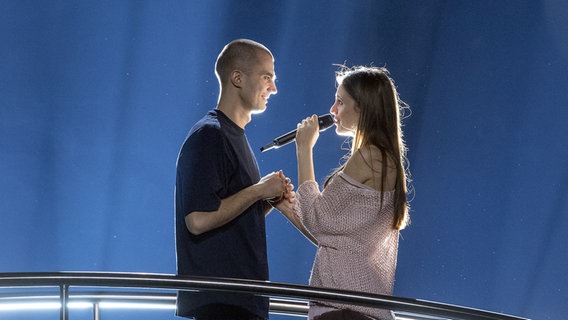 Ieva Zasimauskaitė mit ihrem Mann Marius Kiltinavičius auf der Bühne in Lissabon. © eurovision.tv Foto: Andres Putting