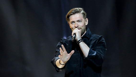 Für Litauen steht Jurij Veklenko mit "Run With The Lions" auf der ESC-Bühne. © eurovision.tv Foto: Thomas Hanses