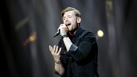 Für Litauen steht Jurij Veklenko mit "Run With The Lions" auf der ESC-Bühne. © eurovision.tv Foto: Thomas Hanses