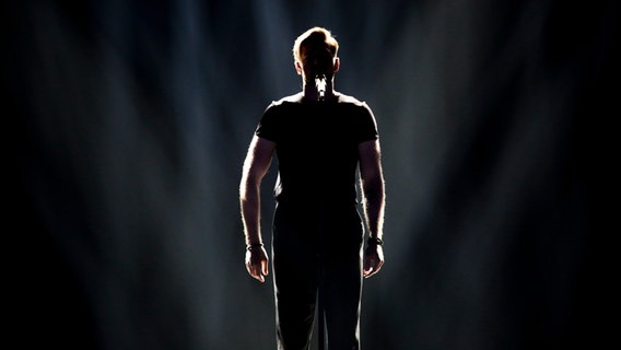 Für Litauen steht Jurij Veklenko mit "Run With The Lions" auf der ESC-Bühne. © eurovision.tv Foto: Thomas Hanses