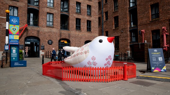 Ein großer weißer Plastikvogel vor dem  "The Beatles Story"-Museum in Liverpool. © NDR Foto: Claudia Timmann