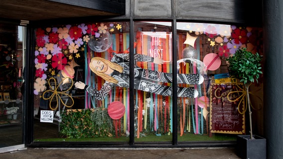 Sam Ryder als Pappfigur in einem Schaufenster in Liverpool. © NDR Foto: Claudia Timmann