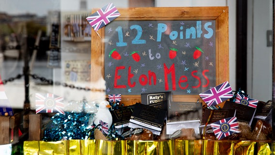 Eine Tafel mit der Aufschrift "12 Points to Eton Mess"  in einem Schaufenster in Liverpool. © NDR Foto: Claudia Timmann