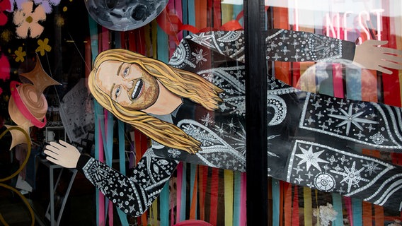 Sam Ryder als Pappfigur in einem Schaufenster in Liverpool. © NDR Foto: Claudia Timmann