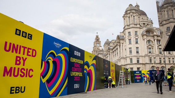 Das Logo des diesjährigen ESC an einem Gebäude in Liverpool. © NDR Foto: Claudia Timmann