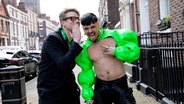 Stefan Spiegel mit Käärijä aus Finnland beim ESC 2023 in Liverpool. © NDR Foto: Claudia Timmann