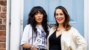 Loreen aus Schweden und Alina Stiegler beim ESC 2023 in Liverpool. © NDR Foto: Claudia Timmann