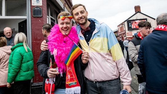 Consi dekoriert einen Fan des FC Liverpool zum ESC-Fan © NDR Foto: Claudia Timmann