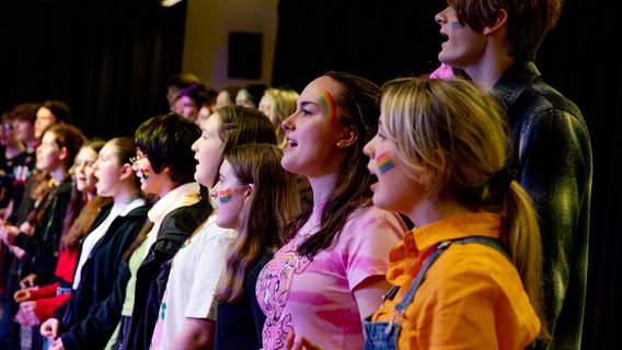 Schülerinnen und Schüler der St Hilda's Church singen für Lord Of The Lost. © NDR Foto: Claudia Timmann