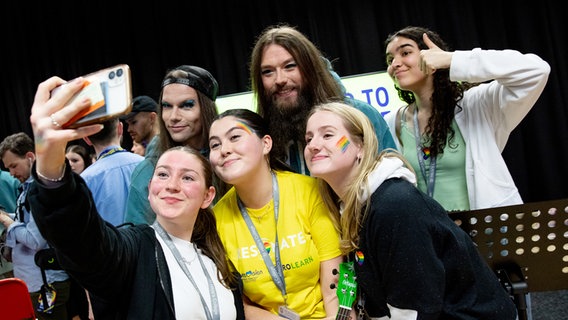 Schülerinnen der St Hilda's Church in Liverpool machen Selfies mit Lord Of The Lost. © NDR Foto: Claudia Timmann