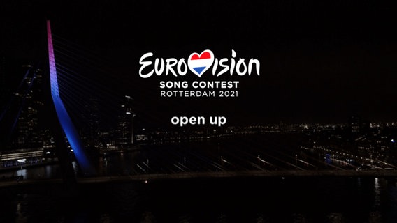 Das Logo des Eurovision Song Contest 2021 vor der Erasmusbrücke in Rotterdam.  Foto: NPO/NOS/AVROTROS