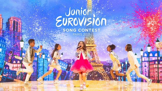 Valentina und ihre Tänzer zusammen mit dem Logo des Junior Eurovision Song Contest 2021 in Paris.  Foto: EBU