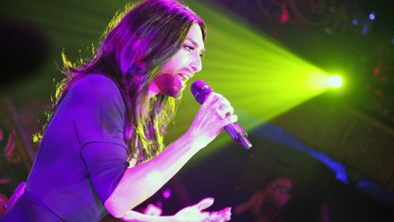 Conchita Wurst auf der Bühne von Eurovision in Concert im Café de Paris in London © PRINZ ESC Blog Foto: Peter