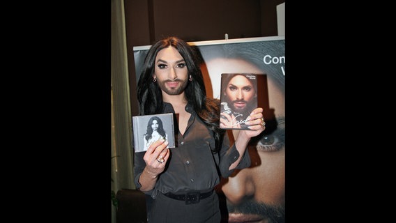 Conchita Wurst zeigt bei Eurovision in Concert im Café de Paris in London ihre CD und ihr Buch © PRINZ ESC Blog Foto: Peter