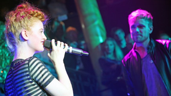Die norwegischen Teilnehmer Mørland und Debrah Scarlett auf der Bühne von Eurovision in Concert im Café de Paris in London © PRINZ ESC Blog Foto: Peter