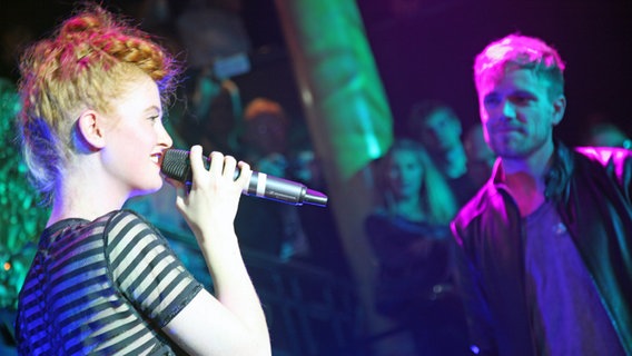 Die norwegischen Teilnehmer Mørland und Debrah Scarlett auf der Bühne von Eurovision in Concert im Café de Paris in London © PRINZ ESC Blog Foto: Peter