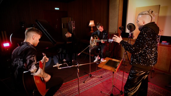 Lord Of The Lost bei einer Akustik-Performance in ihrem Studio © NDR Foto: Screenshot