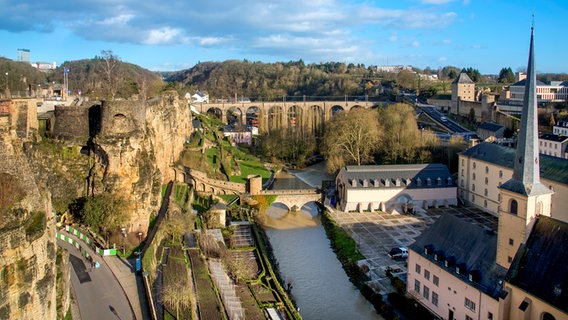 Blick auf den  Fluss Alzette in Luxemburg-Stadt mit der Abtei Neumünster und der Kirche Saint-Jean-du-Grund auf der rechten Seite und den Überresten der Festung auf dem Bock-Vorgebirge auf der linken Seite. © Colourbox Foto: nito