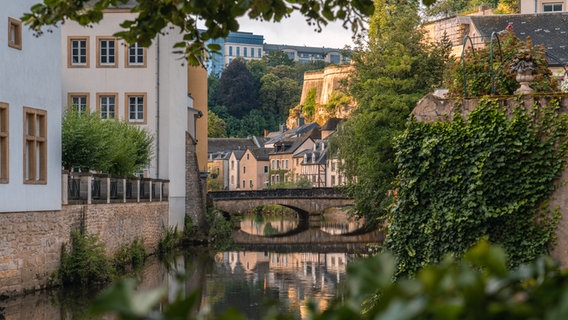 Kleine Bogenbrücke über den Fluss Alzette im alten Wohnviertel der Stadt. © Photocase Foto: Addictive Stock