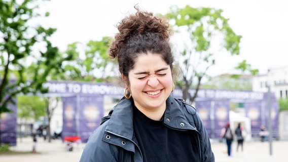 Mairena Torres Schuster verzieht ihr Gesicht. © NDR Foto: Claudia Timmann