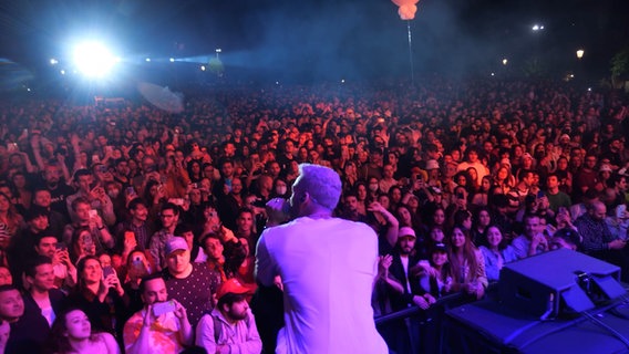 Malik Harris spielt vor 20.000 Zuschauern im Eurovision Village von Turin. © NDR Foto: Screenshot