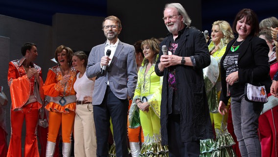 Björn Ulveaus und Benny Andersson von Abba beim 20-jährigen Jubiläum des Musicals "Mamma Mia" 2019 in London. © pictrue alliance / empics Foto: Yui Mok