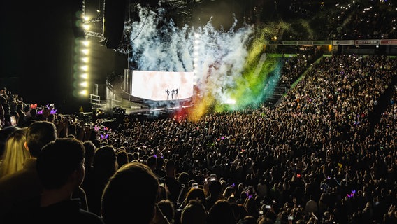 Ein Konzert in der AO Arena in Manchester. © picture alliance Foto: Myles Wright
