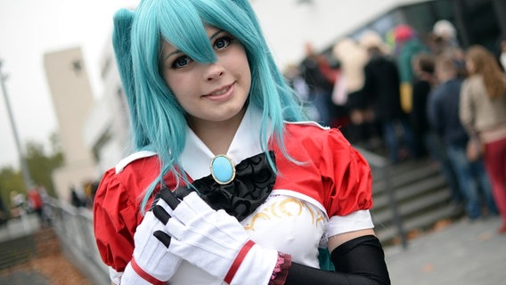 Ein Manga-Fan hat sich bei der Animaco in Berlin als Manga-Heldin "Miku Hatsune" verkleidet. © Picture-Alliance / ZB 