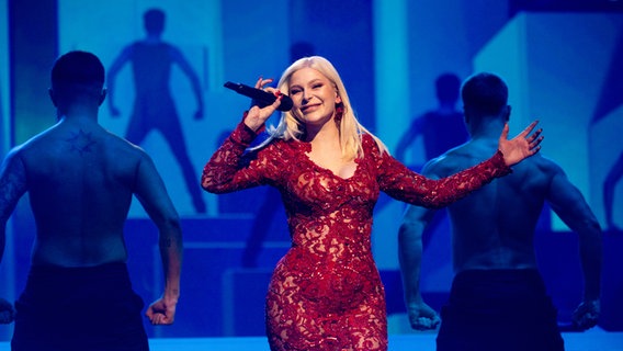 Marie Reim mit "Naiv" auf der Bühne beim ESC Vorentscheid in Berlin. © NDR Foto: Claudia Timmann