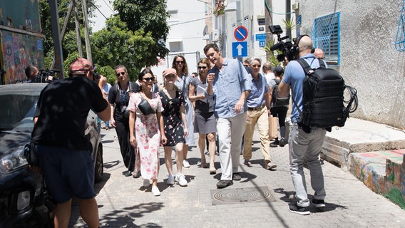 Die deutschen ESC-Teilnehmerinnen S!sters bei einem Pressetermin mit dem Koch Tom Franz auf dem Carmel Markt in Tel Aviv. © NDR 