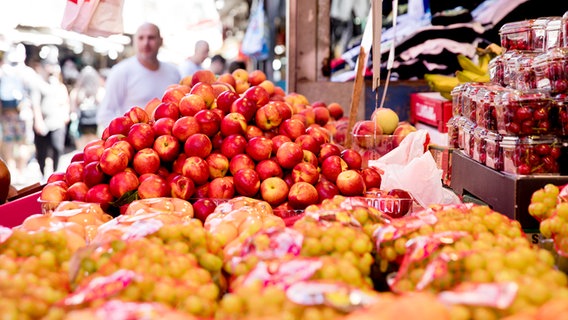 Die deutschen ESC-Teilnehmerinnen S!sters bei einem Pressetermin mit dem Koch Tom Franz auf dem Carmel Markt in Tel Aviv. © NDR Foto: Claudia Timmann