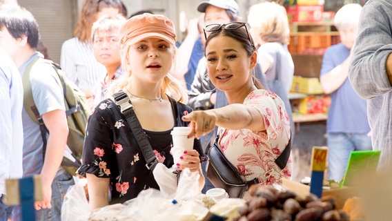 Die deutschen ESC-Teilnehmerinnen S!sters bei einem Pressetermin mit dem Koch Tom Franz auf dem Carmel Markt in Tel Aviv. © NDR Foto: Claudia Timmann