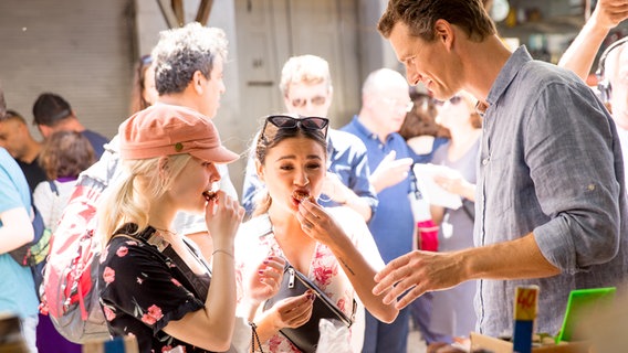 Die deutschen ESC-Teilnehmerinnen S!sters bei einem Pressetermin mit dem Koch Tom Franz auf dem Carmel Markt in Tel Aviv. © NDR Foto: Claudia Timmann