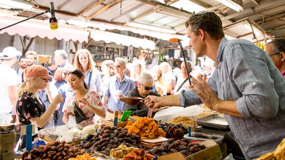 Die deutschen ESC-Teilnehmerinnen S!sters bei einem Pressetermin mit dem Koch Tom Franz auf dem Carmel Markt in Tel Aviv. © NDR 