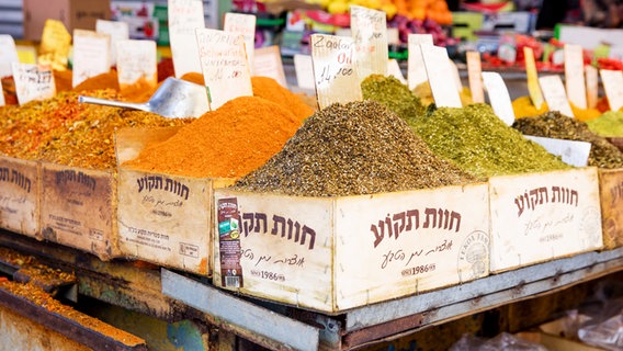 Die deutschen ESC-Teilnehmerinnen S!sters bei einem Pressetermin mit dem Koch Tom Franz auf dem Carmel Markt in Tel Aviv. © NDR Foto: Claudia Timmann