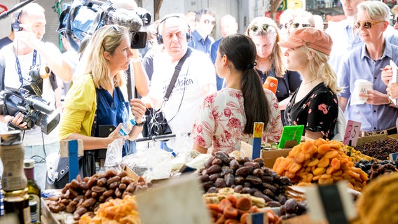 Die deutschen ESC-Teilnehmerinnen S!sters bei einem Pressetermin mit dem Koch Tom Franz auf dem Carmel Markt in Tel Aviv. © NDR 