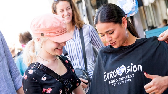 Die deutschen ESC-Teilnehmerinnen S!sters bei einem Pressetermin mit dem Koch Tom Franz auf dem Carmel Markt in Tel Aviv. © NDR 