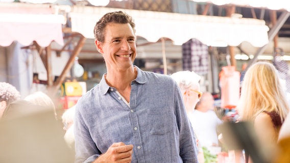 Die deutschen ESC-Teilnehmerinnen S!sters auf dem Carmel Markt in Tel Aviv mit dem Koch Tom Franz. © NDR Foto: Claudia Timmann